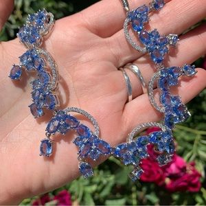 Striking Gemstone necklace